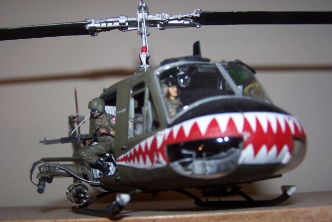 PreSale UH-1C Huey Frog Gunship /w 04 crews Vietnam war 1:35